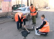 Холодным асфальтом начали ремонтировать дороги во Владивостоке